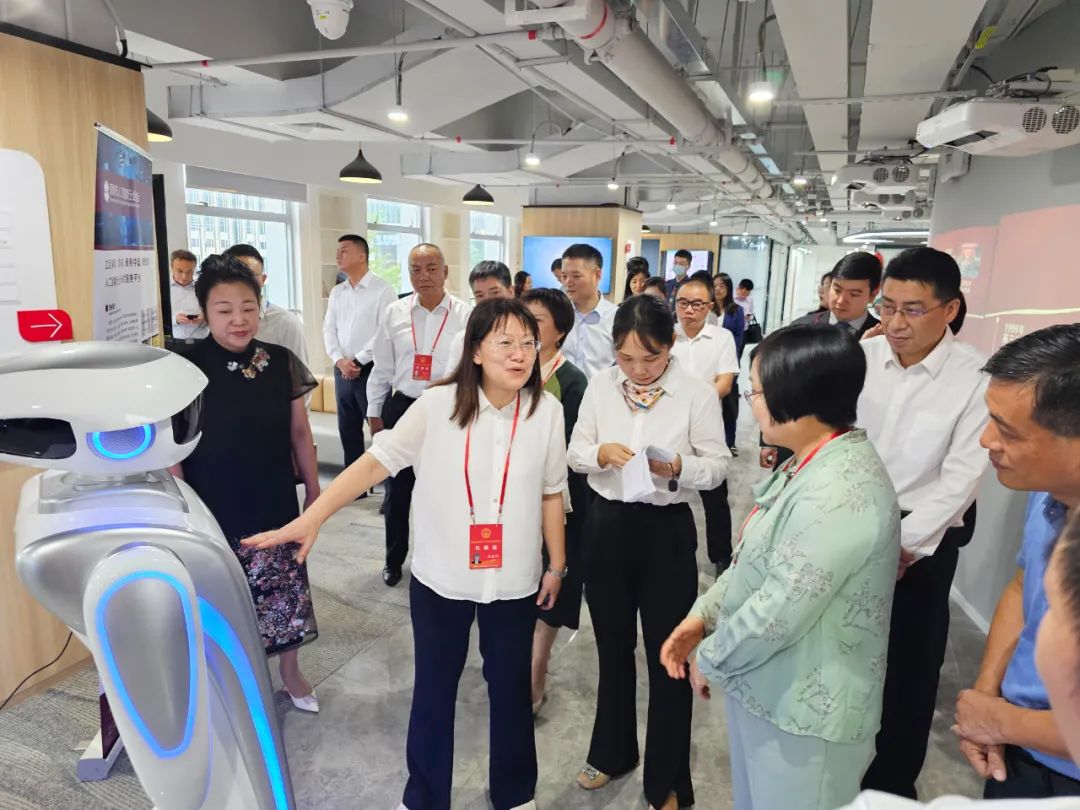 k8凯发智能服务机器人现身福田区商圈党群服务中心